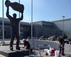 BRANTFORD, ONTARIO - OCTOBER 1, 2013: Volunteers helped to clean blue paint off of the Wayne Gretzky statue at the Wayne Gretzky Sport Centre. (Photo by Taylor Berzins)