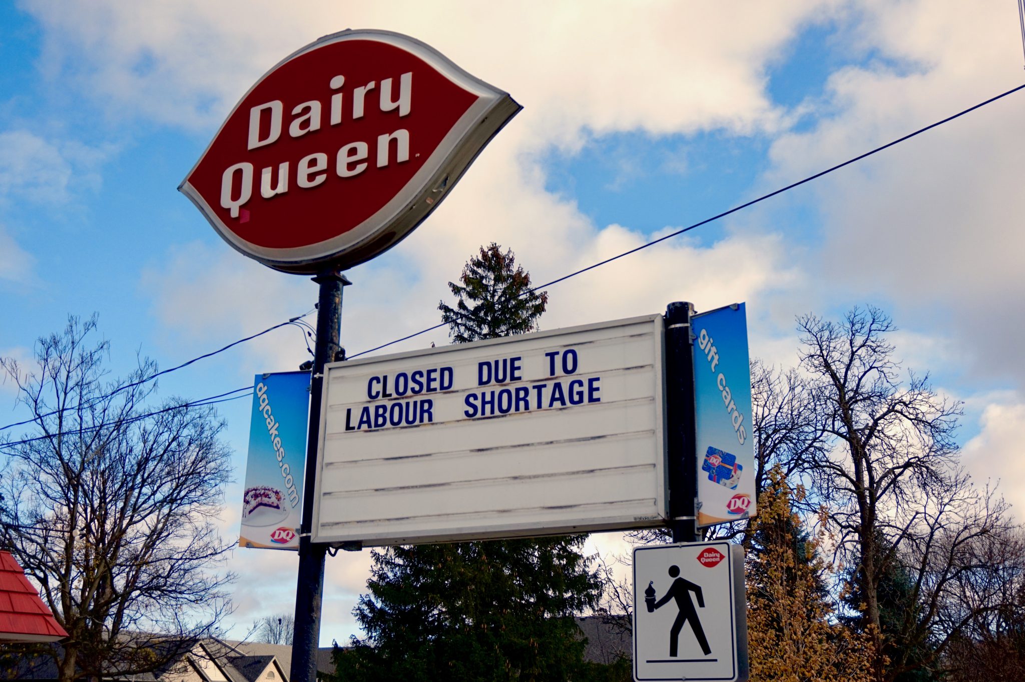 Dairy Queen sign that reads "Closed due to labour shortage."